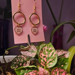 SOLD ❌️ Aquarius ♒️ pink heart hoop earrings